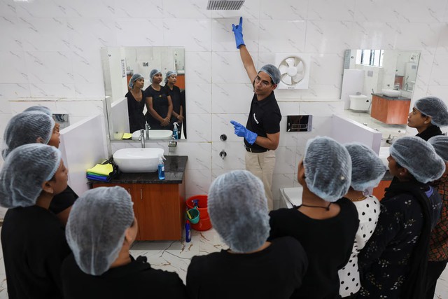 In India, $1 housekeepers spark a consumer, worker frenzy despite safety risks - Ảnh 1. In India, $1 housekeepers spark a consumer, worker frenzy despite safety risks - Ảnh 1.