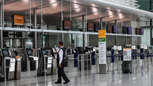 Lufthansa pilots strike as cabin crew call further stoppage- Ảnh 1.