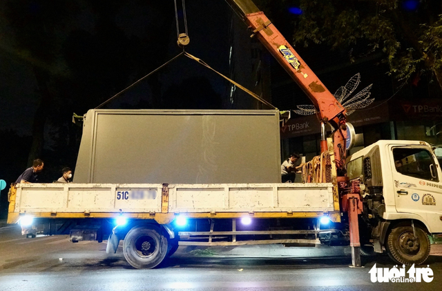 Businesses in Ho Chi Minh City remove illegal sidewalk ads amid crackdown - Ảnh 1.
