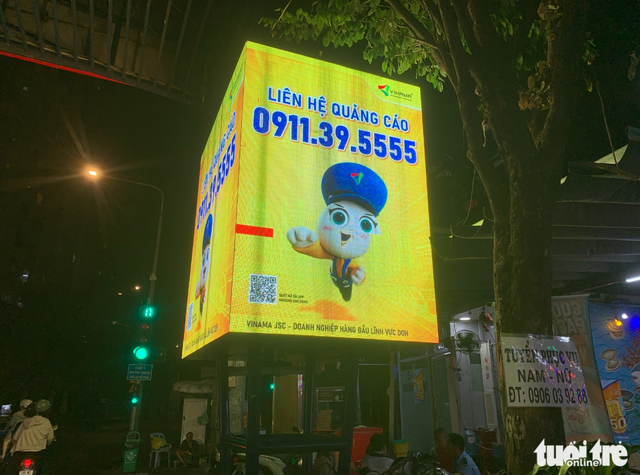 Businesses in Ho Chi Minh City remove illegal sidewalk ads amid crackdown - Ảnh 3.