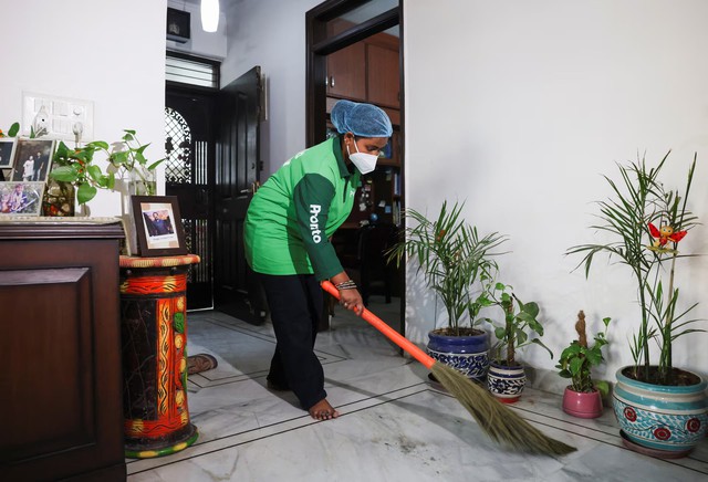 In India, $1 housekeepers spark a consumer, worker frenzy despite safety risks - Ảnh 2. In India, $1 housekeepers spark a consumer, worker frenzy despite safety risks - Ảnh 2.