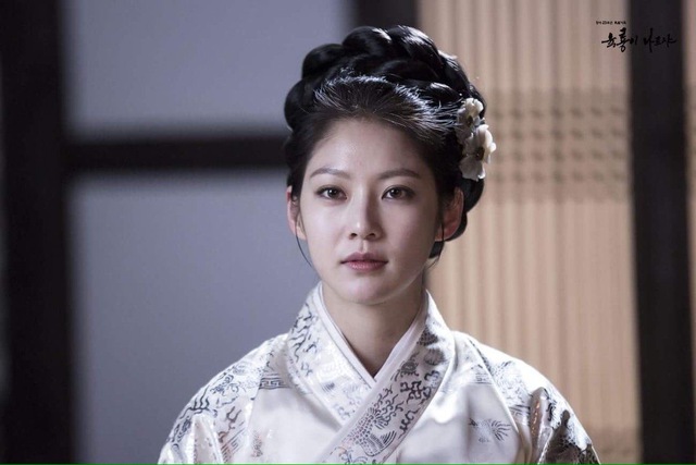 Soi profile Thái hậu trẻ tuổi của Perfect crown - Ảnh 4.