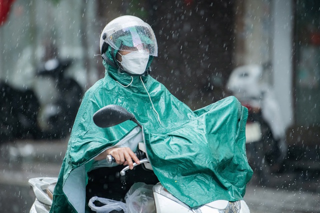 Rare heatwave across Vietnam expected to end midweek - Ảnh 1.