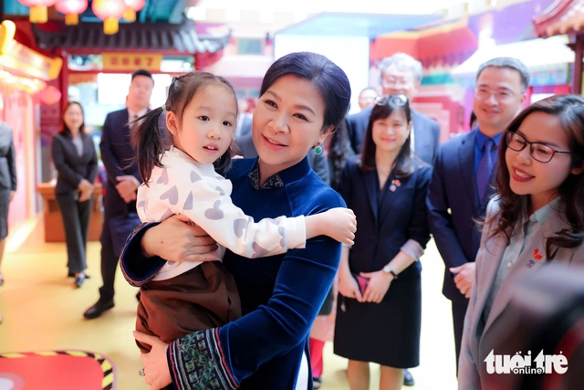 Vietnamese Party chief’s spouse visits youth center in Beijing, highlights child education, exchanges - Ảnh 1. Vietnamese Party chief’s spouse visits youth center in Beijing, highlights child education, exchanges - Ảnh 1.