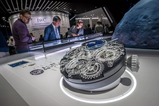 Geneva watch fair set to show conflict's effect on luxury sector- Ảnh 2.