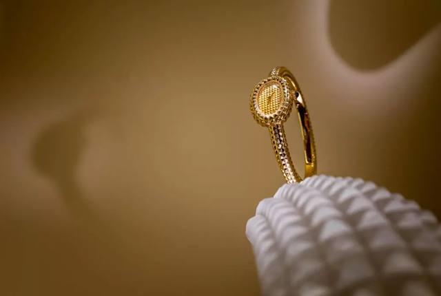 Geneva watch fair set to show conflict's effect on luxury sector- Ảnh 4.