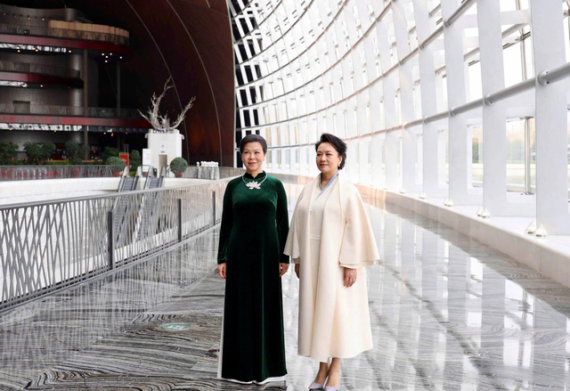 Vietnamese, Chinese First Ladies highlight cultural exchange during Beijing meeting - Ảnh 1.