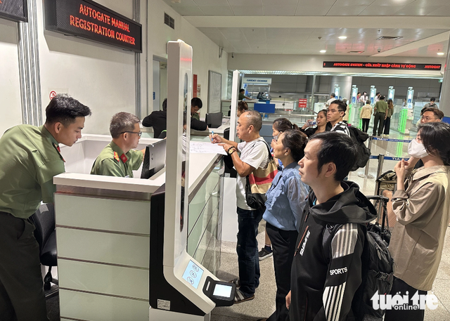Vietnam requires pre-arrival declarations for foreigners at Tan Son Nhat airport- Ảnh 1.