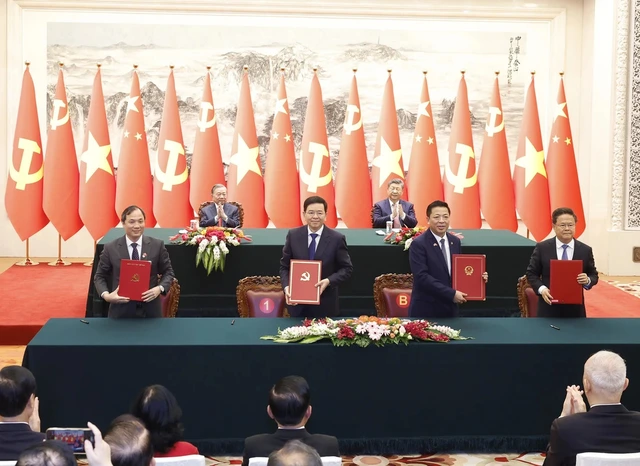 Vietnam, China pledge to expand trade, tourism ties during top leaders’ talks - Ảnh 1.