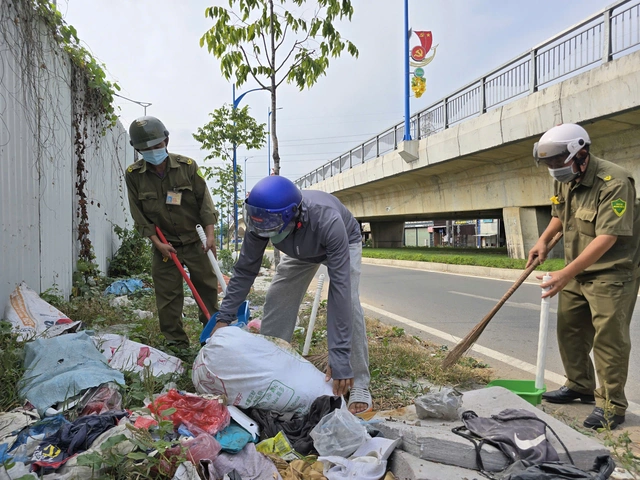 Ho Chi Minh City resident fined over $28, forced to clean up illegal trash dump- Ảnh 1.