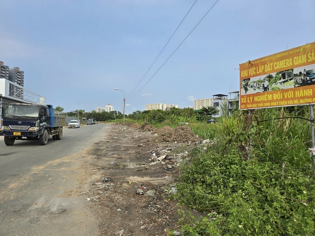 Ho Chi Minh City resident fined over $28, forced to clean up illegal trash dump- Ảnh 3.