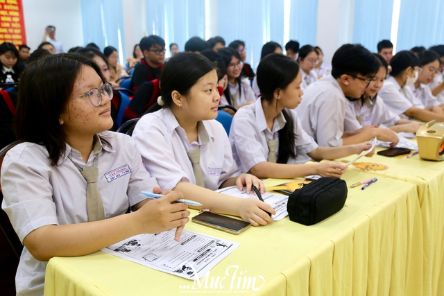 Tiết học tiếng Anh kết hợp AI cùng âm nhạc, diễn kịch tại Trường THPT Tân Phong- Ảnh 3.