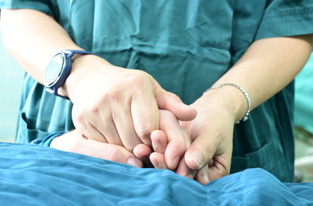 American chef travels to Vietnam’s Quang Tri for sight-restoring surgery- Ảnh 2.