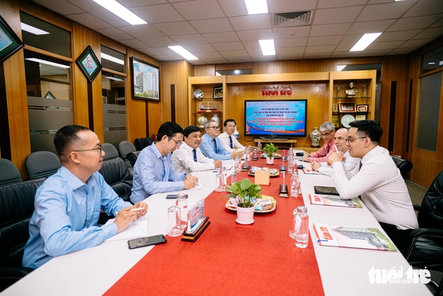 Cuba ambassador seeks stronger media ties during visit to Vietnam’s Tuoi Tre - Ảnh 1.