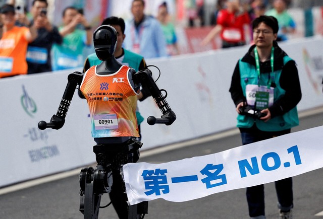 China humanoid robot half-marathon to showcase technical leaps - Ảnh 1.