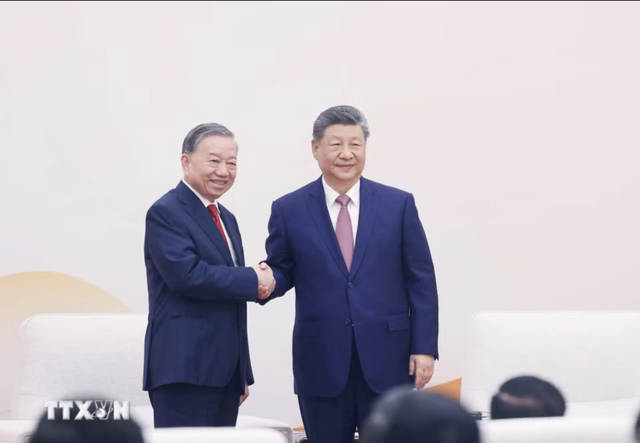 Vietnam, China sign 32 cooperation documents - Ảnh 1.