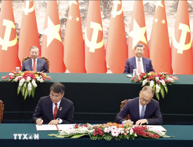 Vietnam, China sign 32 cooperation documents - Ảnh 3.