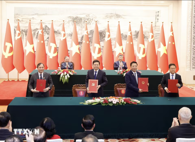 Vietnam, China sign 32 cooperation documents - Ảnh 4.
