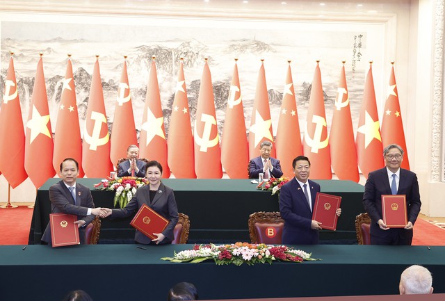 Vietnam, China sign 32 cooperation documents - Ảnh 2.