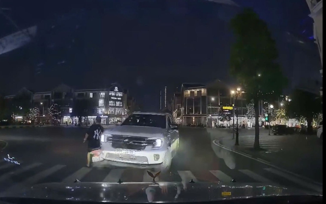 Chinese man held after allegedly firing gun following traffic crash in Vietnam- Ảnh 1.