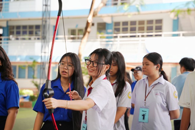 Học sinh lớp 9 thích thú tham gia tiết học trải nghiệm tại Trường THPT Nguyễn Du- Ảnh 9.