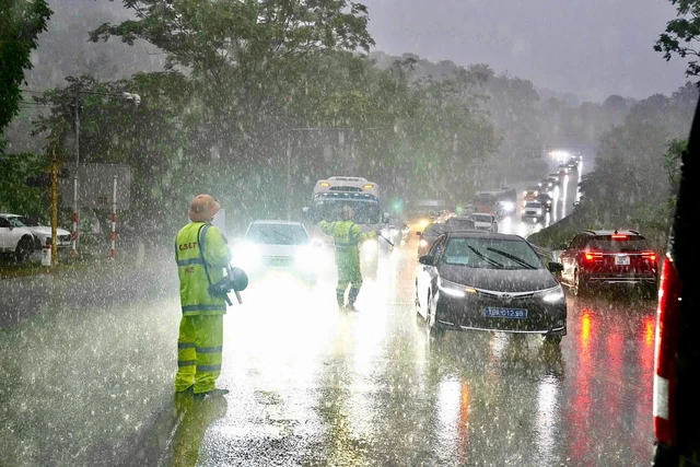 Thunderstorm cloud bands bring rain to northern Vietnam- Ảnh 2.