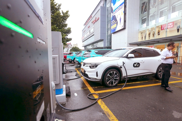 Electric is new normal in Vietnam’s cities amid fuel cost rise- Ảnh 1.