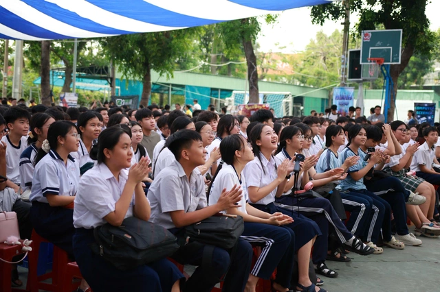 Ngày hội trải nghiệm Trường THPT Nguyễn Hữu Cầu giải đáp băn khoăn chọn trường cho teen- Ảnh 3.
