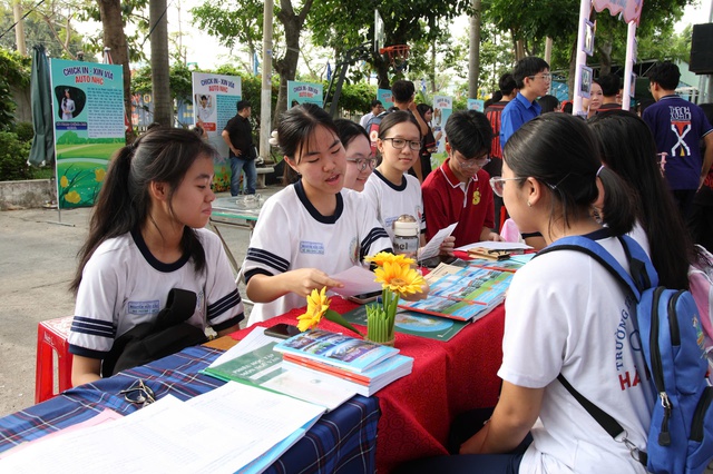 Ngày hội trải nghiệm Trường THPT Nguyễn Hữu Cầu giải đáp băn khoăn chọn trường cho teen- Ảnh 1.