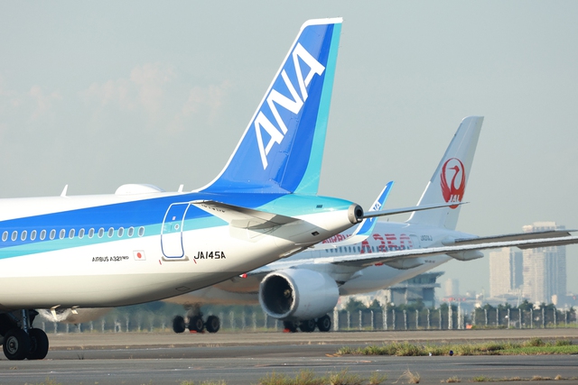 JAL, ANA to raise fuel surcharges in June, July - Ảnh 1.