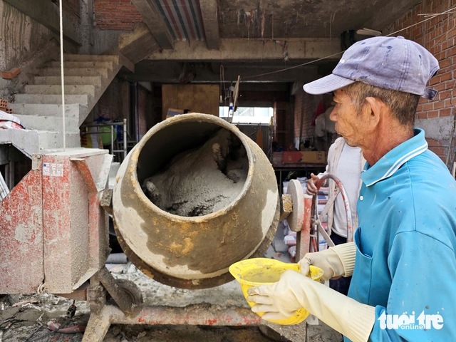In Ho Chi Minh City, soaring material costs stall homebuilding dreams- Ảnh 1.
