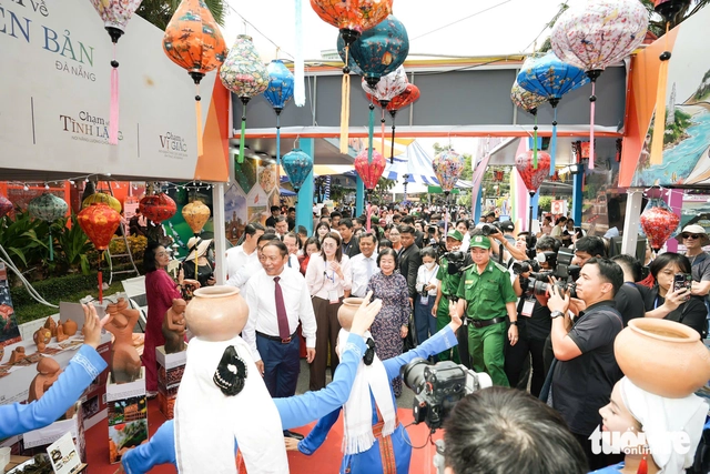 Ho Chi Minh City opens tourism festival to kick off summer travel promotion - Ảnh 4.