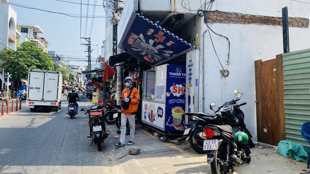 Da Nang’s crackdown on sidewalk encroachment sees little change in suburban areas - Ảnh 2.