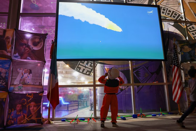 NASA launches 4 astronauts on world's first crewed lunar mission in half a century - Ảnh 5.