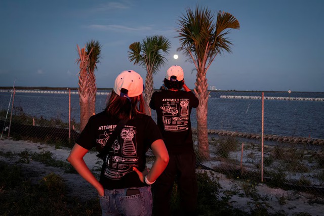 NASA launches 4 astronauts on world's first crewed lunar mission in half a century - Ảnh 6.