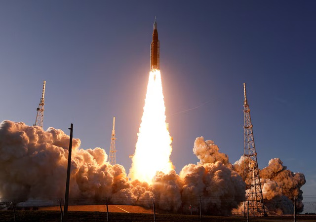 NASA launches 4 astronauts on world's first crewed lunar mission in half a century - Ảnh 1.