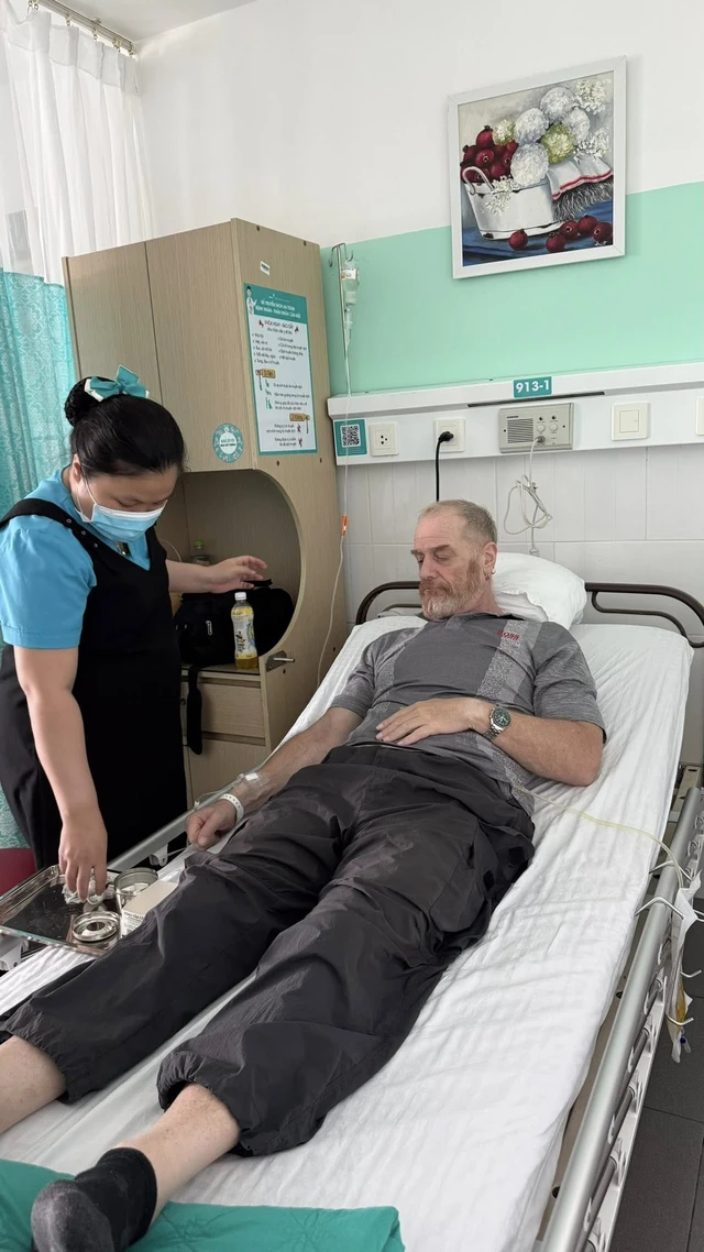 British retiree recounts Vietnam hospital experience: “Glad I got seriously ill here” - Ảnh 1.