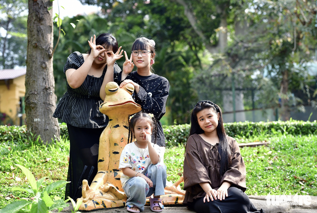 Meditating frog statue sparks viral photo trend at Ho Chi Minh City zoo - Ảnh 1.