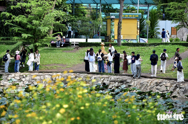 Meditating frog statue sparks viral photo trend at Ho Chi Minh City zoo - Ảnh 2.