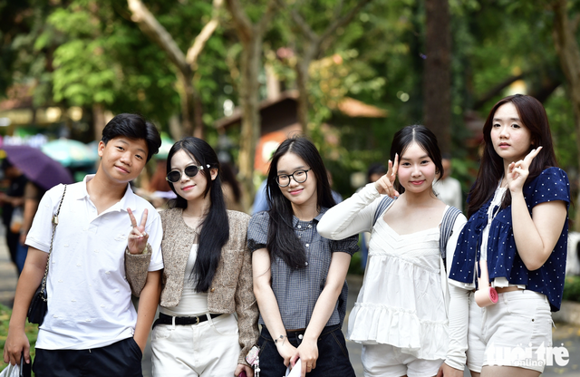 Meditating frog statue sparks viral photo trend at Ho Chi Minh City zoo - Ảnh 3.
