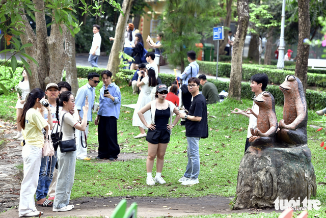 Meditating frog statue sparks viral photo trend at Ho Chi Minh City zoo - Ảnh 4.