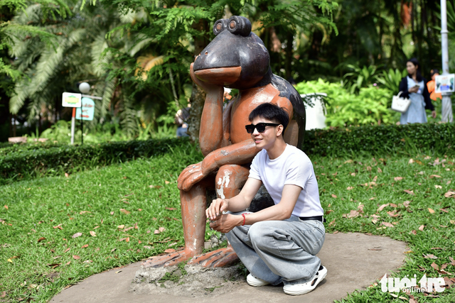 Meditating frog statue sparks viral photo trend at Ho Chi Minh City zoo - Ảnh 7.