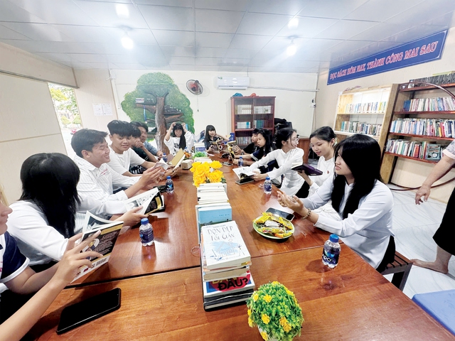 Đa dạng các hoạt động tạo hứng thú đọc sách cho học sinh - Ảnh 2.