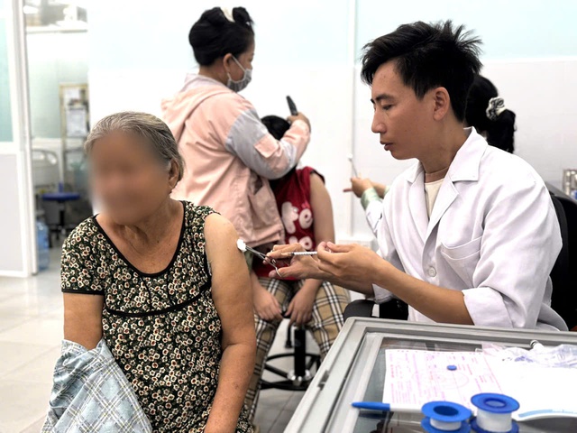 Suspected rabid dog attacks 3 people, multiple animals in Ho Chi Minh City ward - Ảnh 1.