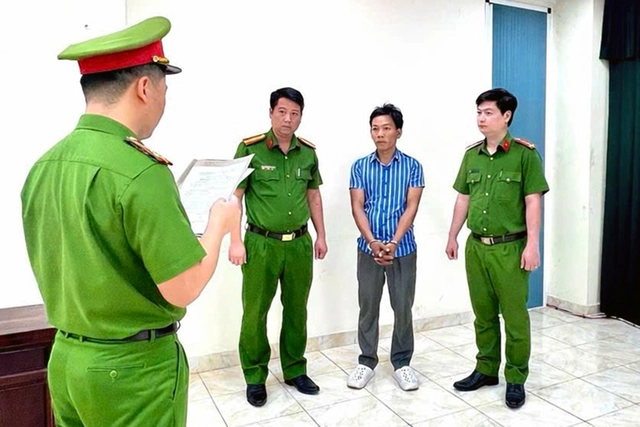 Vietnam police arrest suspect over illegal dumping of 500 tonnes of waste - Ảnh 1.
