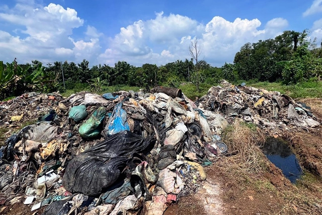 Vietnam police arrest suspect over illegal dumping of 500 tonnes of waste - Ảnh 2.