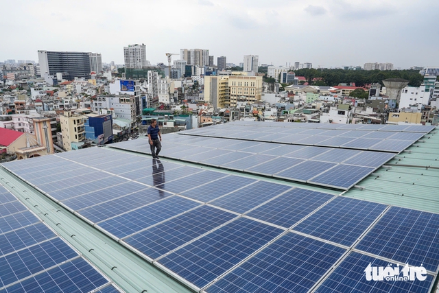 Electric bikes, solar power gain traction as heatwaves push up energy demand in Vietnam - Ảnh 1.
