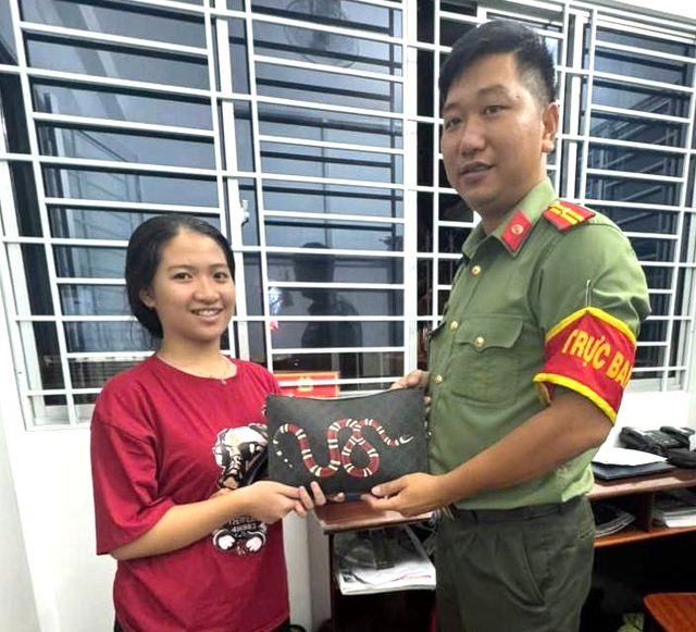 Student returns bag with over $7,600 to owner in southern Vietnam - Ảnh 1.