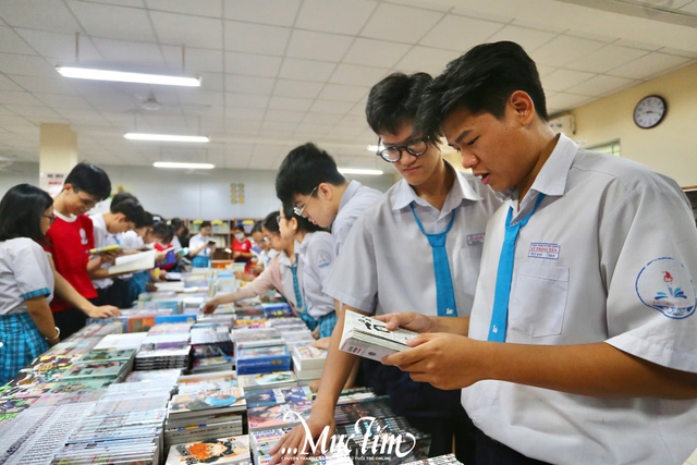 Lan tỏa niềm vui đọc sách từ hội sách học đường Trường THPT Lê Trọng Tấn - Ảnh 2.