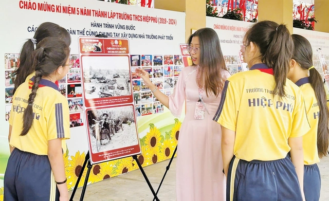 Tổng phụ trách Đội Trường THCS Hiệp Phú biến sân trường thành "Con đường lịch sử" - Ảnh 1.